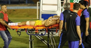Momento em que Ramón Souza é retirado do campo de maca, perto de ambulância