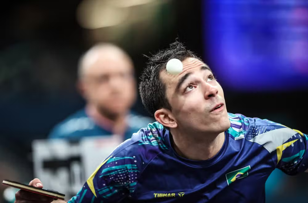 Hugo Calderano jogando tênis de mesa