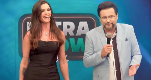 Aline Alves e Geraldo Luís no palco do Ultra Show, lado a lado, em pé, ela sorrindo