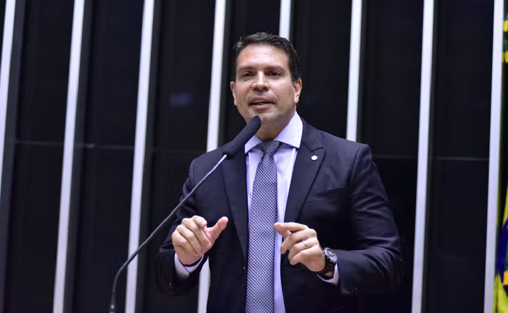 O deputado federal Alexandre Ramagem (PL-RJ) falando em microfone e gesticulando, em pé