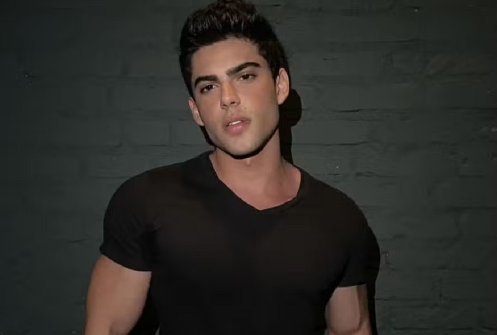 Vinicius Walister de roupa preta, posando fazendo carão para foto