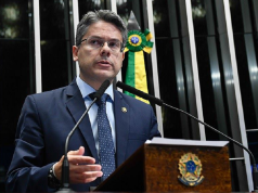 O senador Alessandro Vieira, em pé, falando em microfone e gesticulando