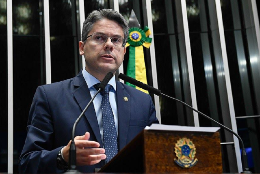 O senador Alessandro Vieira, em pé, falando em microfone e gesticulando