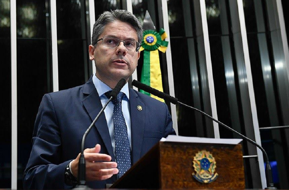 O senador Alessandro Vieira, em pé, falando em microfone e gesticulando