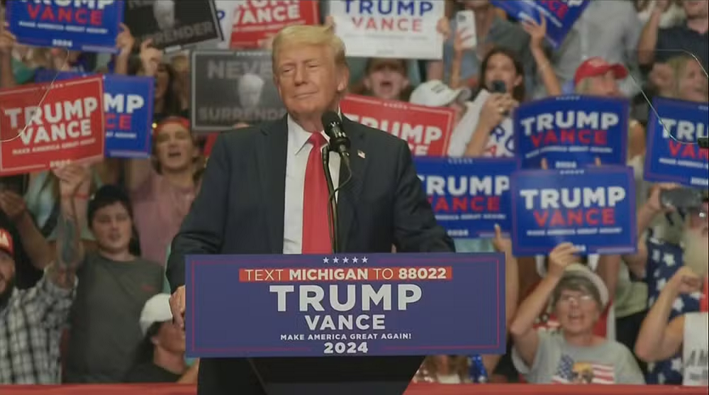 Donald Trump discursando em comício