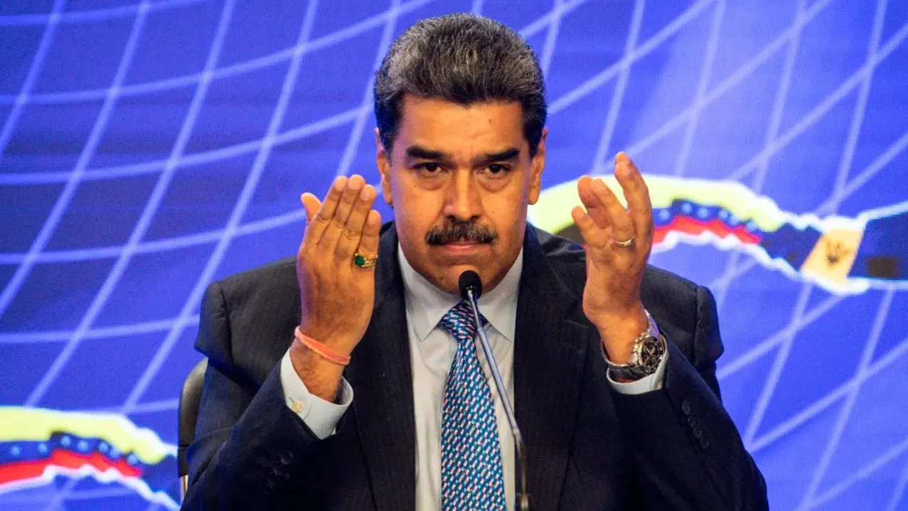 Nicolás Maduro com expressão de insatisfação, gesticulando