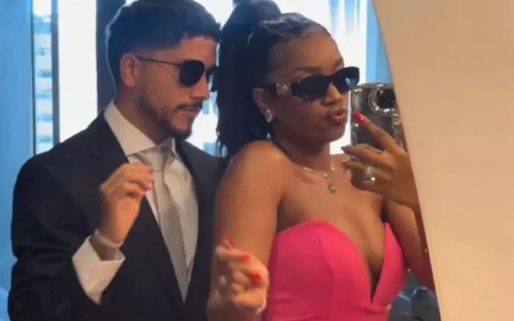 Yuri Lima e Iza lado a lado, posando para foto no espelho