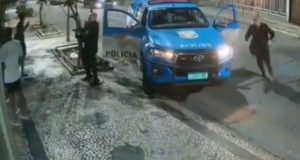 Policiais saindo de carro da polícia e abordando adolescentes