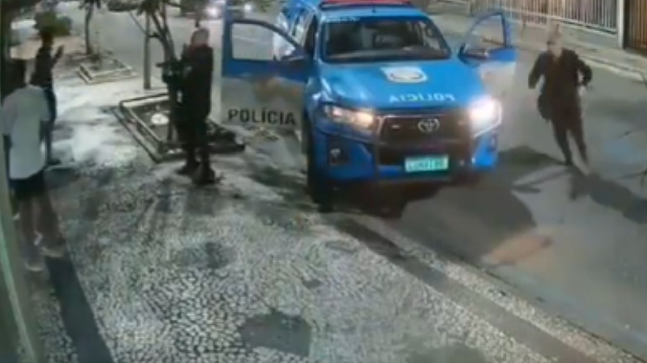 Policiais saindo de carro da polícia e abordando adolescentes