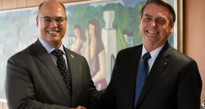 Wilson Witzel e Jair Bolsonaro sorrindo em aperto de mãos