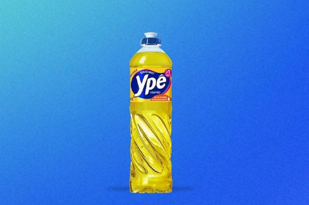 Detergente lava louça da Ypê, amarelo, no centro da foto, com fundo azul