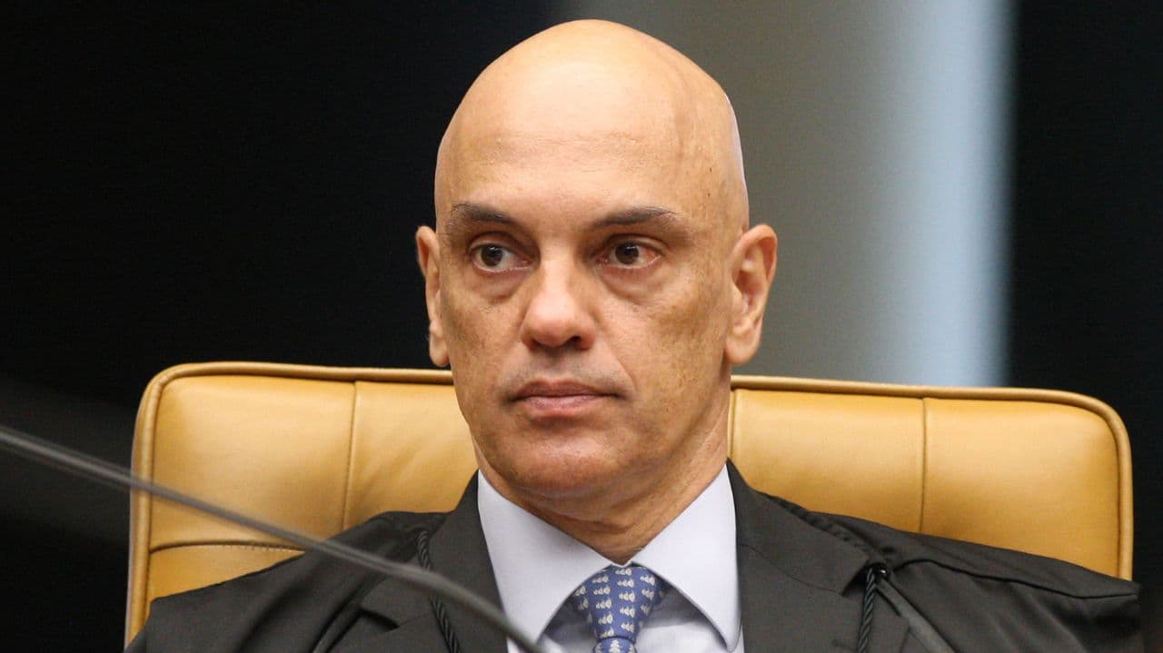 O ministro do Supremo Tribunal Federal (STF), Alexandre de Moraes, sério, sem olhar para a câmera, pensativo