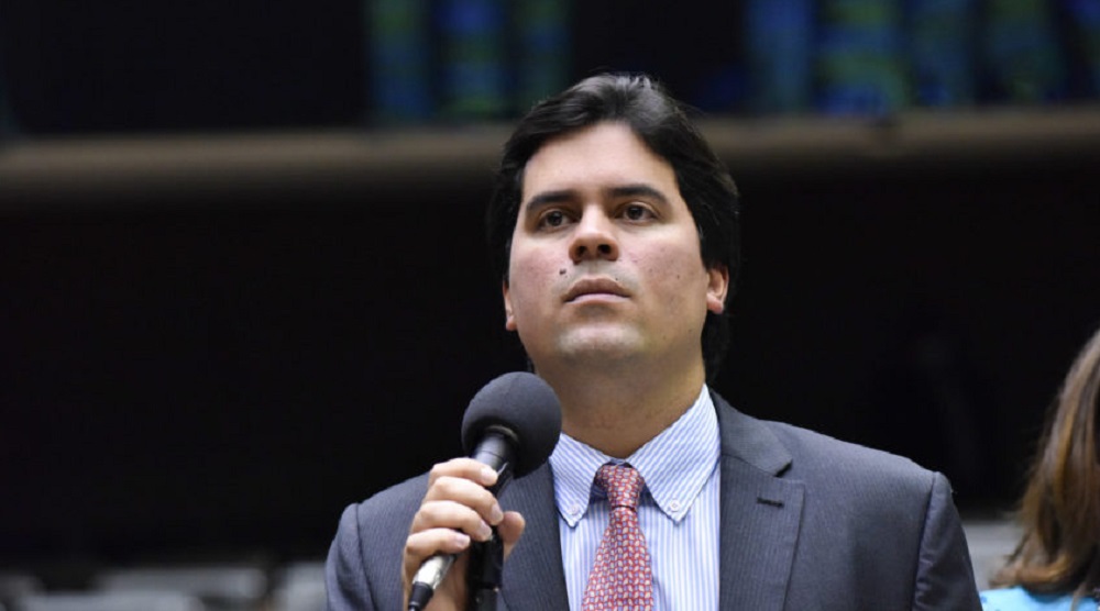 André Fufuca (PP-MA), ministro do Esporte, falando em microfone, sério