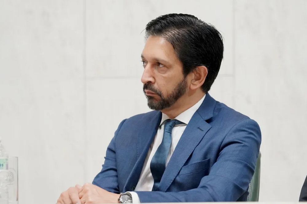 O prefeito de São Paulo, Ricardo Nunes (MDB), sério, olhando para o lado