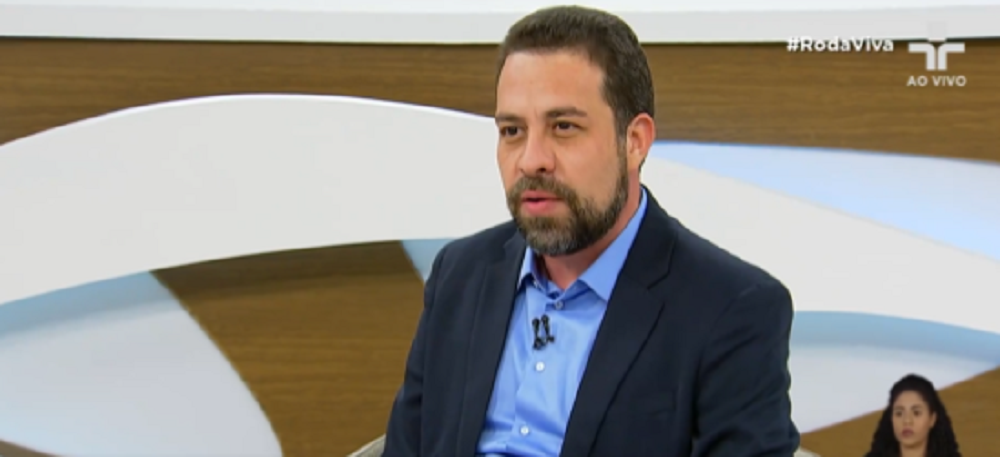 Guilherme Boulos (PSOL), candidato à Prefeitura de São Paulo, no Roda Viva, falando, sem olhar pra câmera, de roupa social azul