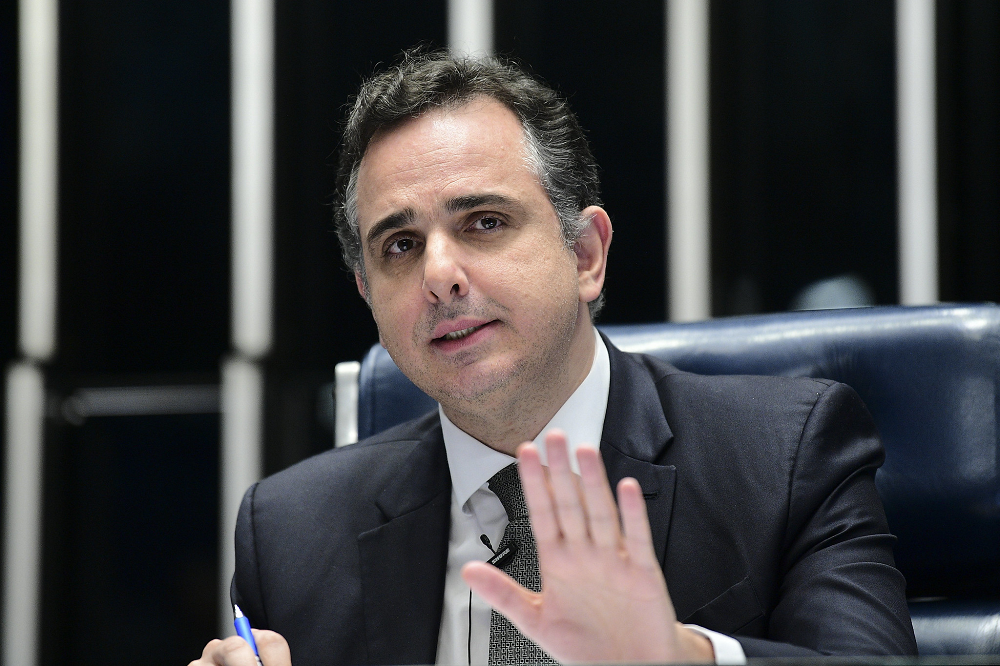 O presidente do Senado, Rodrigo Pacheco (PSD-MG), falando e fazendo sinal de "pare" com a mão esquerda