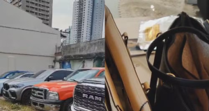 Montagem de fotos de carros e bolsas de luxo apreendidas em Santa Catarina na operação