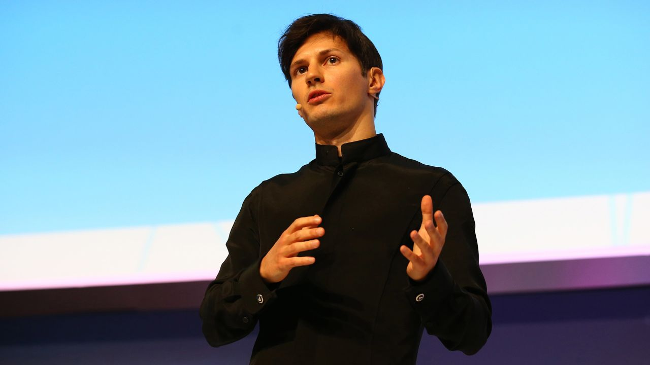Pavel Durov de roupa preta, falando e gesticulando em discurso, sem olhar para a câmera, em foto feita de baixo