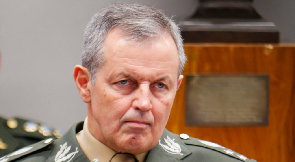 Comandante Tomás Paiva com expressão séria, fardado, em close