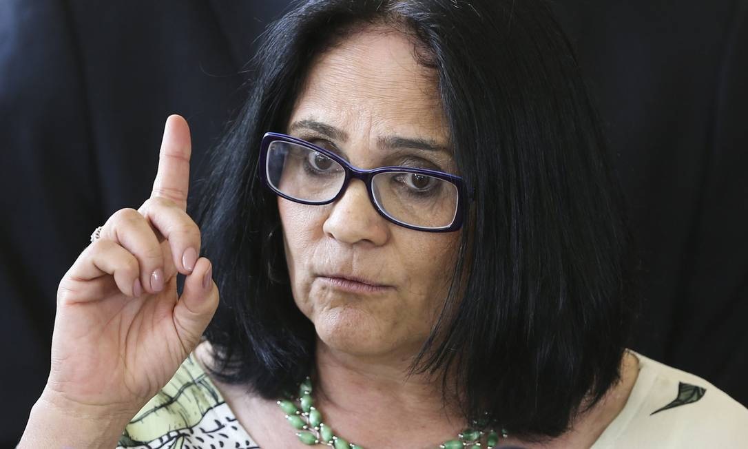 A senadora Damares Alves (Republicanos-DF) séria, apontando pra cima