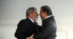 Lula e o presidente da Nicarágua, Daniel Ortega, próximos, se olhando, sérios