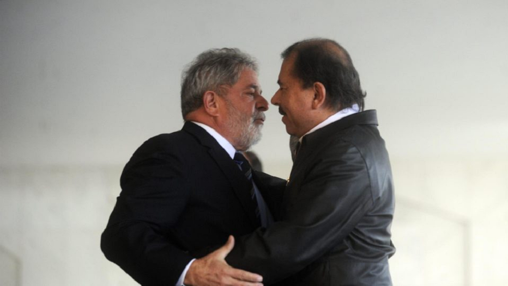 Lula e o presidente da Nicarágua, Daniel Ortega, próximos, se olhando, sérios