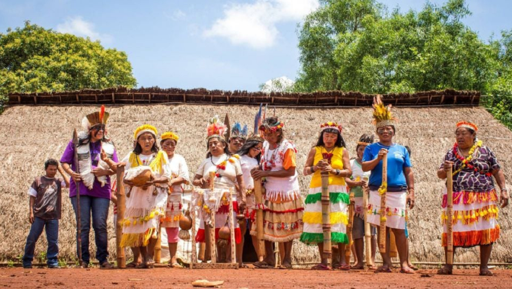 Povo Guarani Kaiowá posando para foto