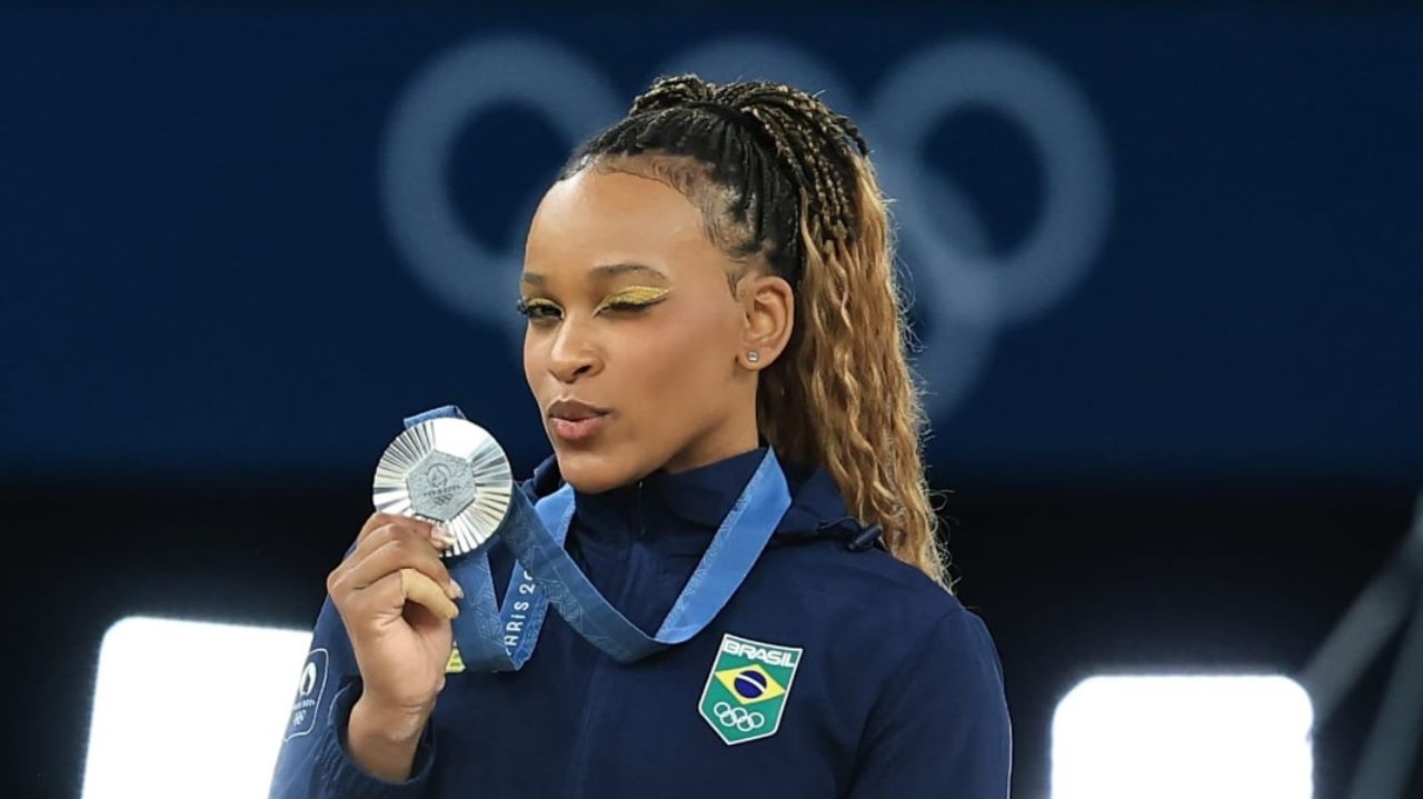 Rebeca Andrade com medalha de prata, posando para foto fazendo biquinho
