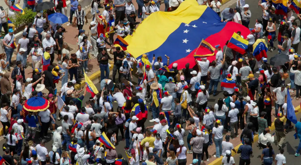 Pessoas com bandeira da Venezuela