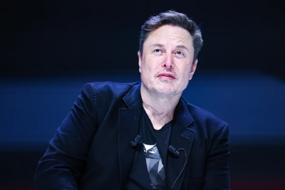 Elon Musk de roupa preta, sério, olhando para cima