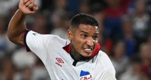 O zagueiro Juan Izquierdo em campo, gritando, correndo, com braço levantado