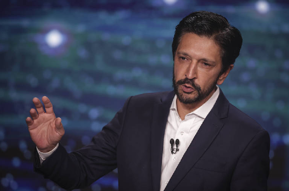 Ricardo Nunes (MDB) falando e gesticulando com expressão séria