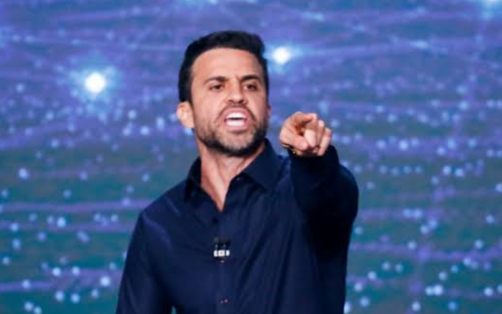 Pablo Marçal de roupa azul escura gritando e apontando pra frente