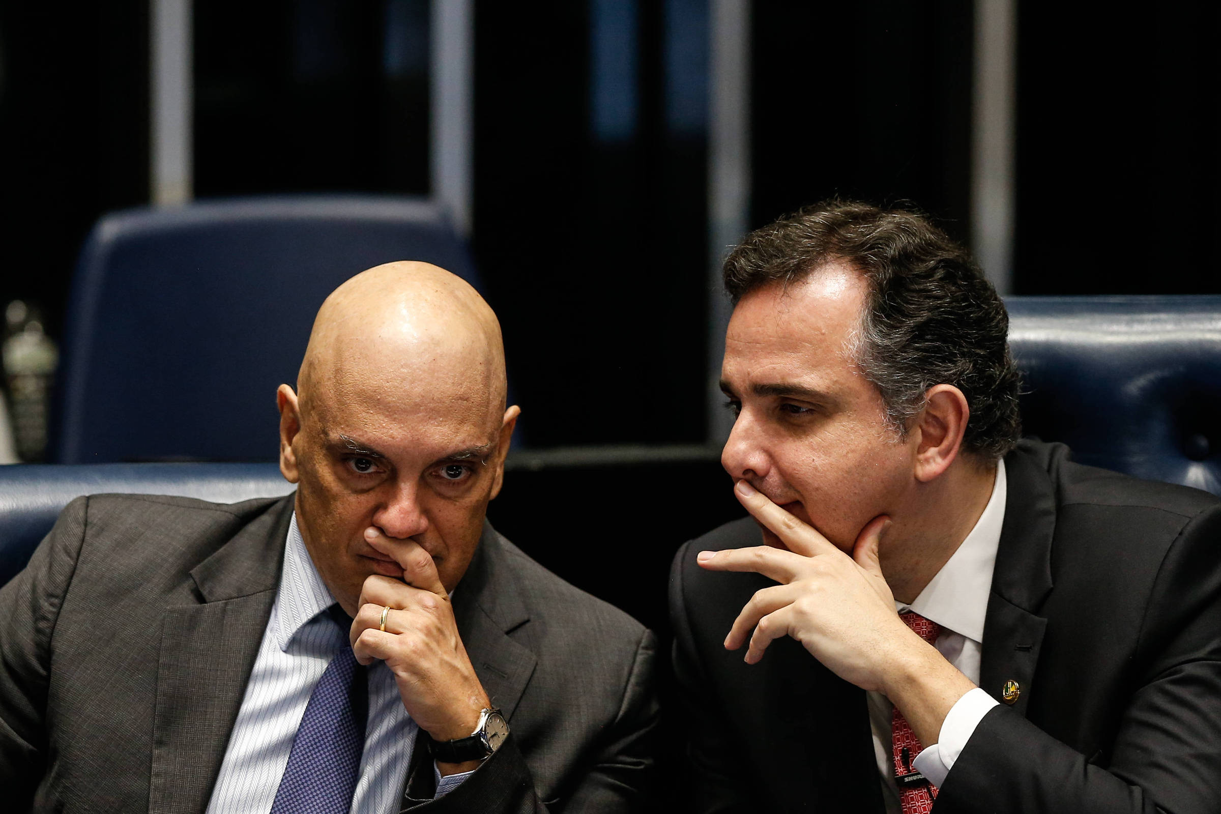 O ministro Alexandre de Moraes, do Supremo Tribunal Federal (STF) e Rodrigo Pacheco conversando com os rostos próximos