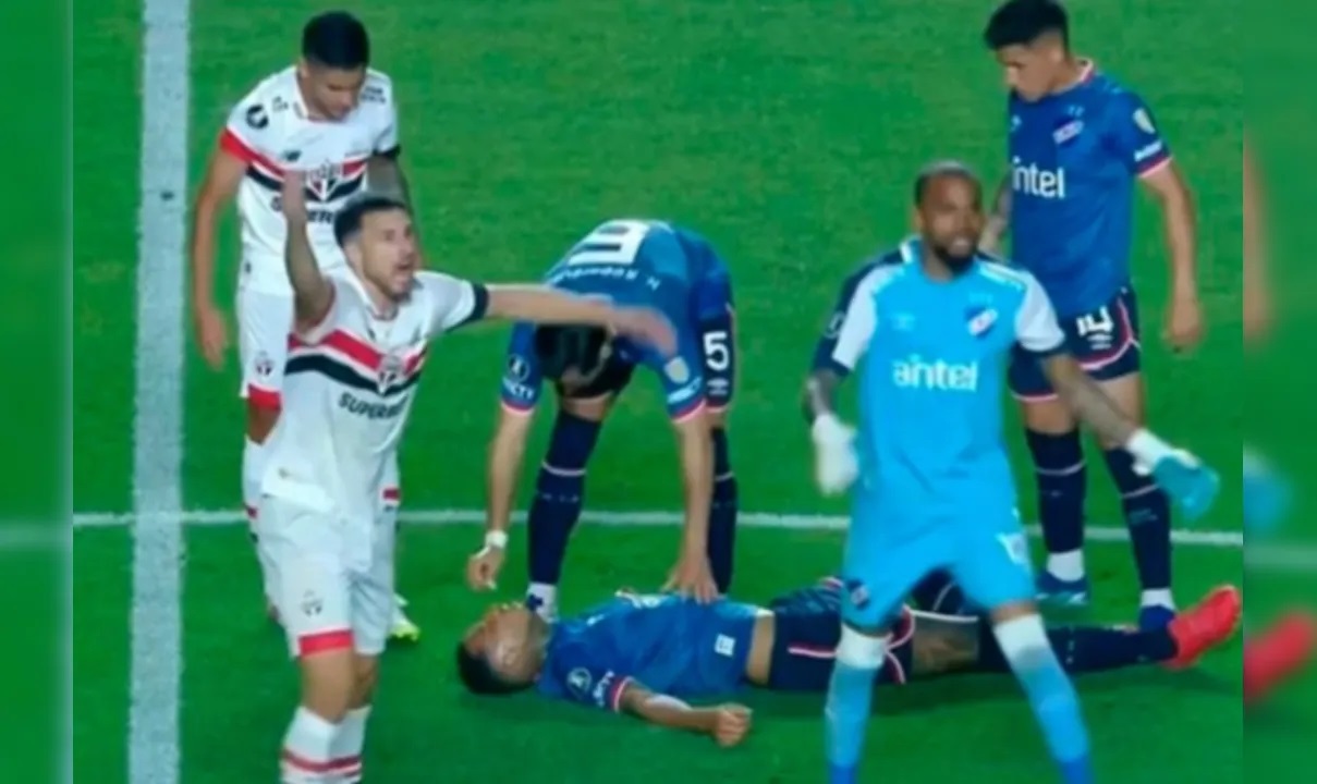 Momento em que Juan Izquierdo passou mal em campo