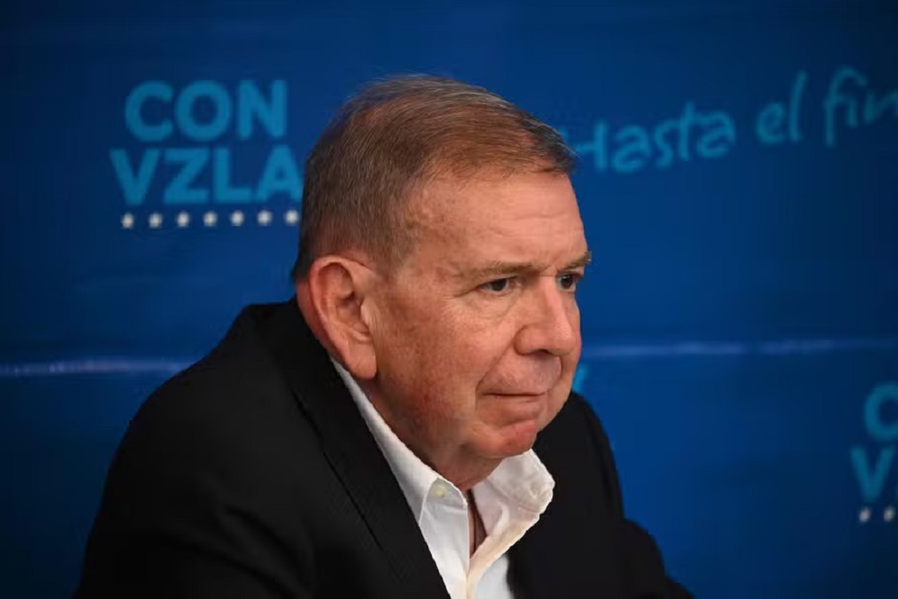 Edmundo González Urrutia de perfil, com expressão séria