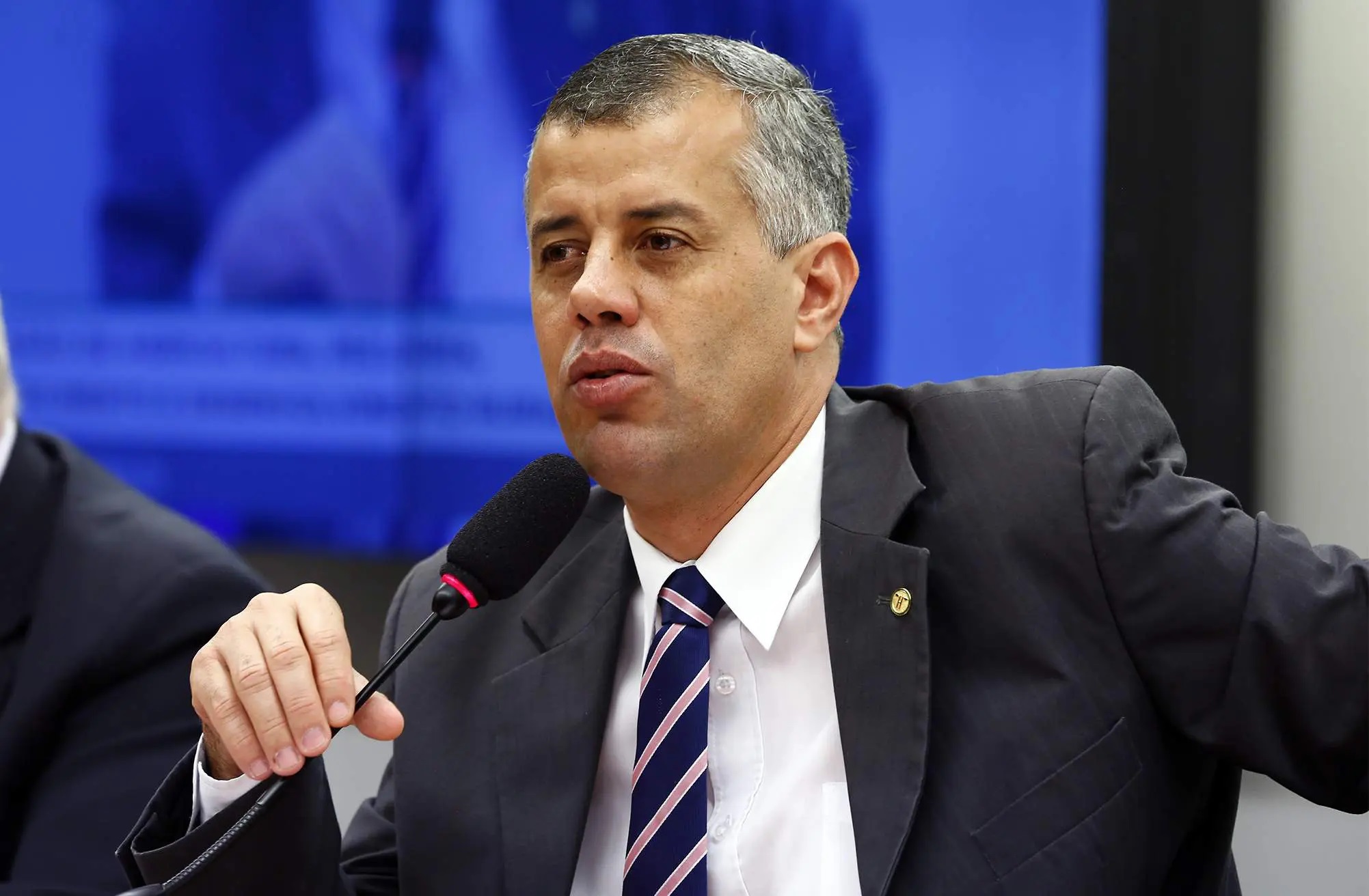 O deputado Evair de Melo (PP-ES) sério, falando em microfone