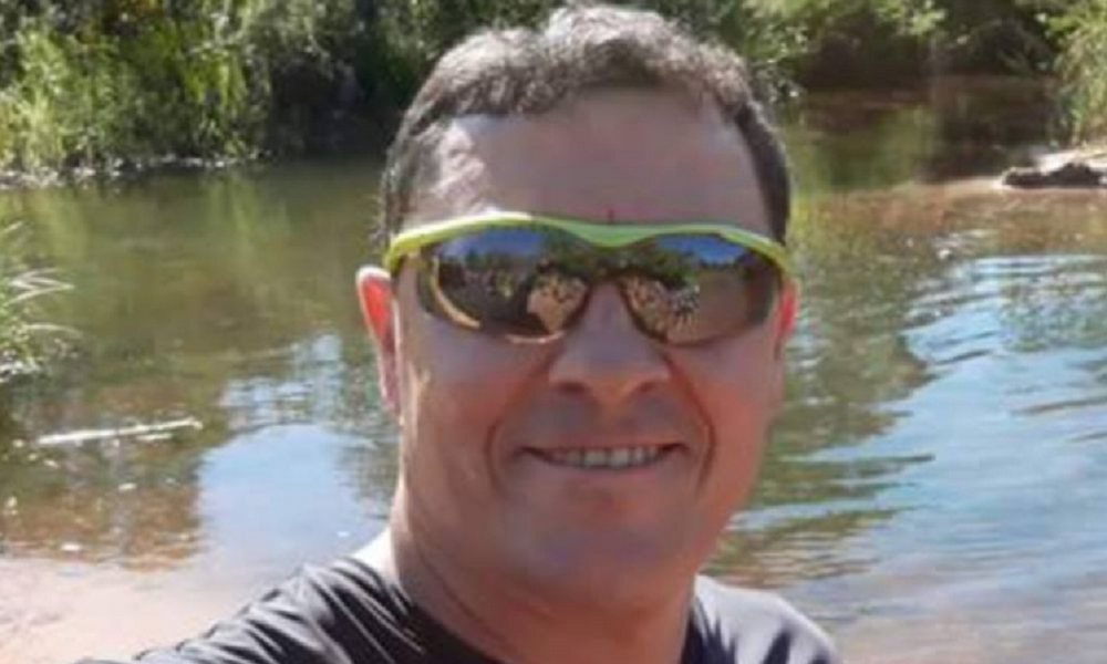 coronel da reserva Adriano Camargo Testoni sorrindo, de óculos escuros