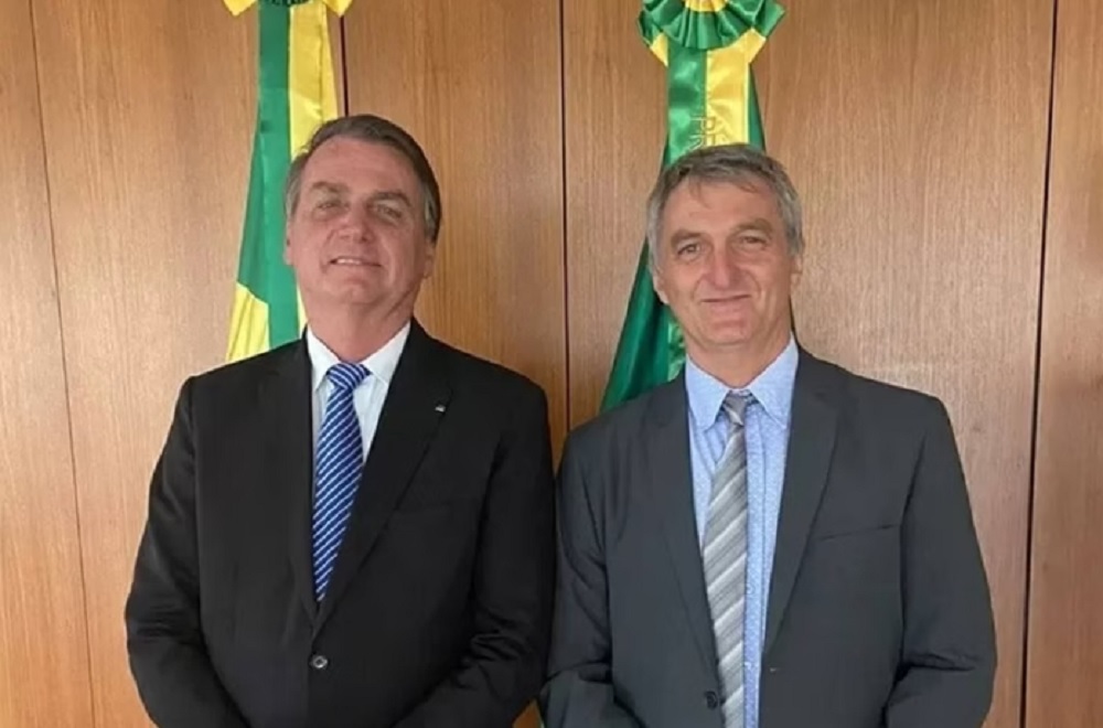 Jair e Renato Bolsonaro posando para foto em pé, lado a lado