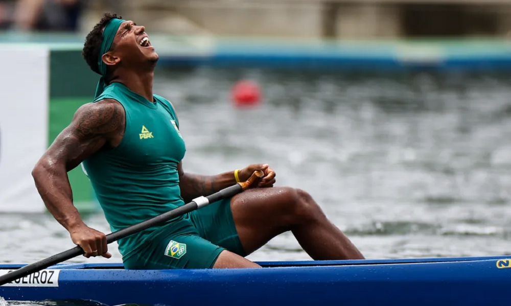 Isaquias Queiroz, da canoagem, olhando pra cima durante competição