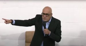O presidente da Assembleia Nacional da Venezuela, Jorge Rodríguez, falando em microfone e gesticulando