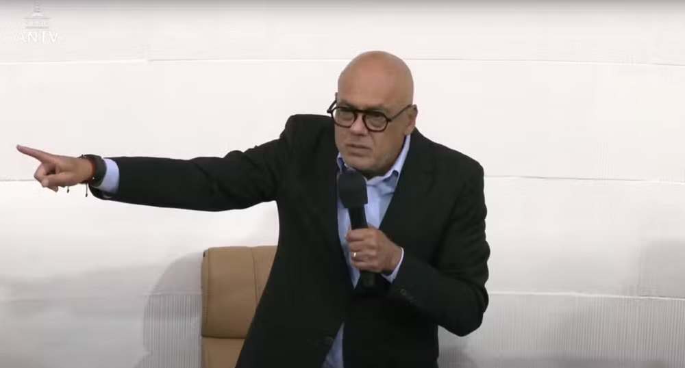 O presidente da Assembleia Nacional da Venezuela, Jorge Rodríguez, falando em microfone e gesticulando