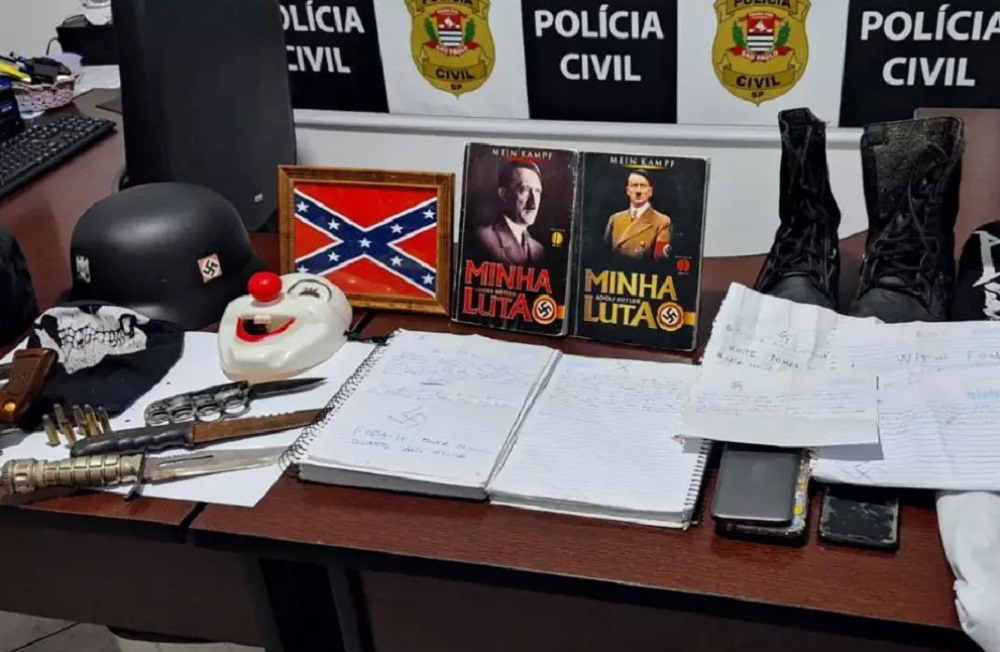 Objetos apreendidos pela polícia em cima de mesa