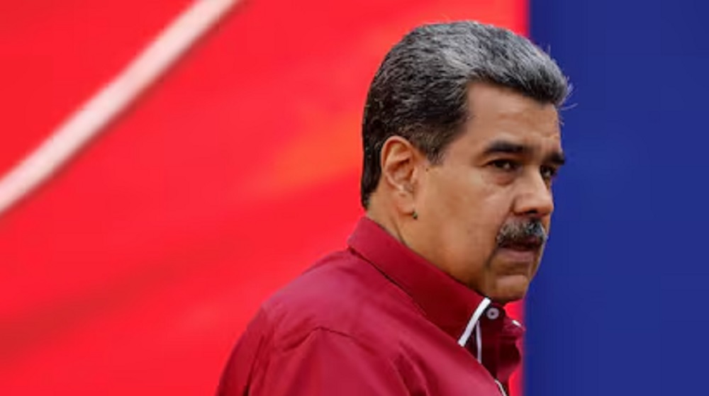 Nicolás Maduro com expressão desconfiada, de perfil, de roupa vinho