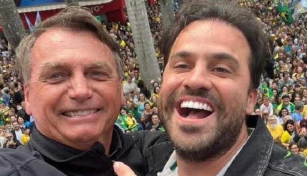 Jair Bolsonaro e Pablo Marçal sorrindo, abraçados para selfie