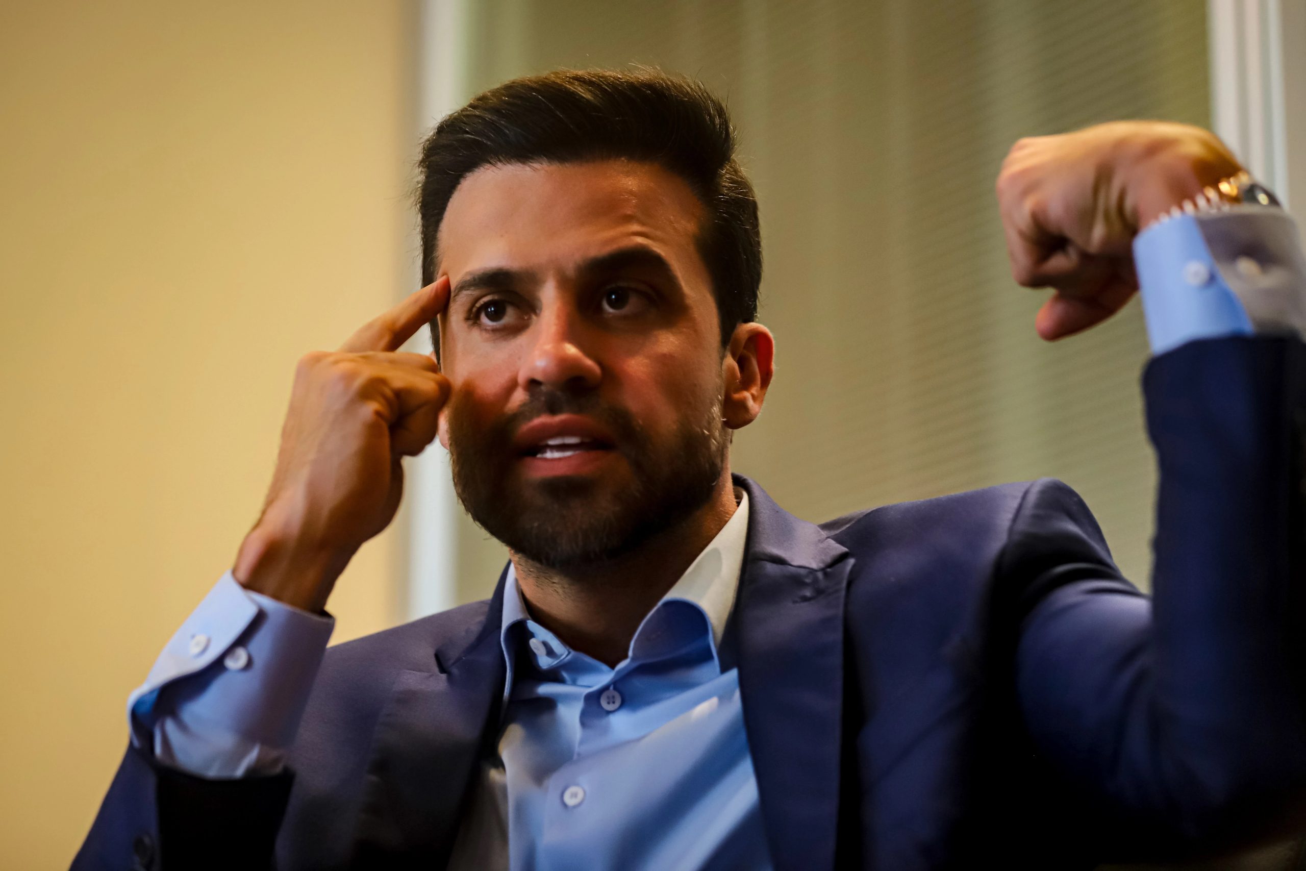 O candidato do PRTB à Prefeitura de São Paulo, Pablo Marçal, falando e gesticulando sem olhar para a câmera