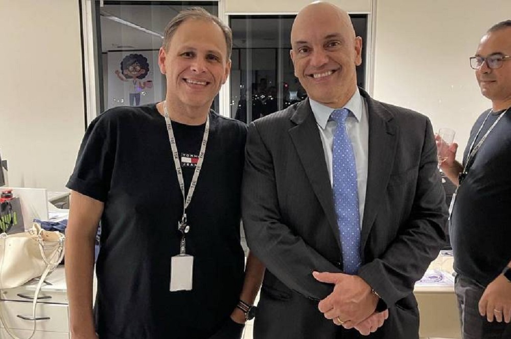 Eduardo Tagliaferro e Alexandre de Moraes sorrindo para foto lado a lado