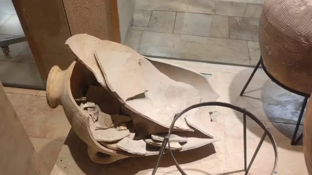 Vaso de cerca de 3.500 que foi quebrado em museu de Israel