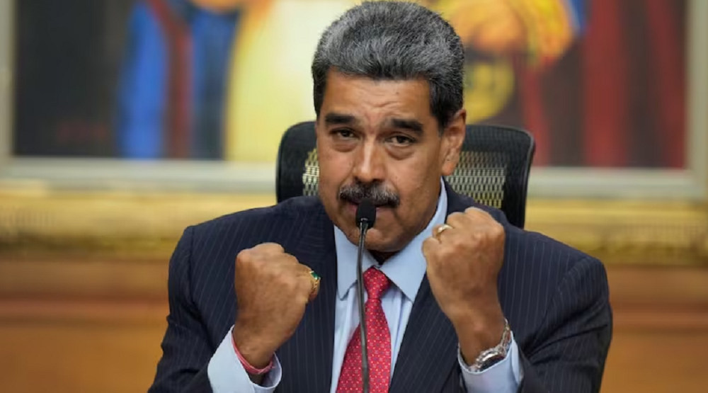 O presidente da Venezuela, Nicolás Maduro, sério, com os punhos fechados