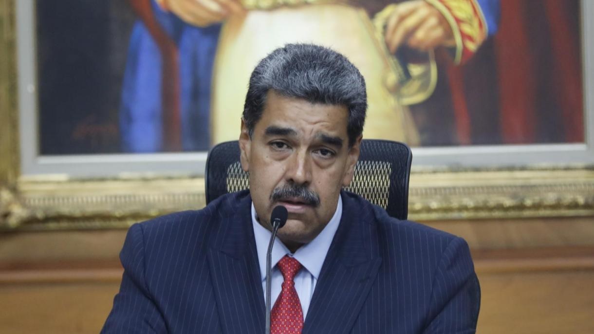Nicolás Maduro, presidente da Venezuela, com cara de insatisfação, perto de microfone